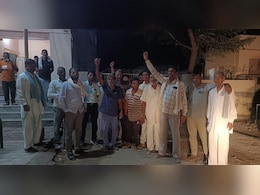 किसानों ने बिजली विभाग पर लगाया आरोप, बोले, 'यहां एमपी-एमएलए के कनेक्शन से ही होता है काम' किसानों ने बिजली विभाग पर लगाया आरोप, बोले, 'यहां एमपी-एमएलए के कनेक्शन से ही होता है काम'