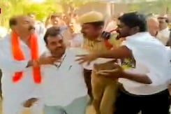 तेलंगाना चुनाव : जनगांव में वोटिंग के बीच कांग्रेस और BRS कार्यकर्ताओं में झड़प तेलंगाना चुनाव : जनगांव में वोटिंग के बीच कांग्रेस और BRS कार्यकर्ताओं में झड़प