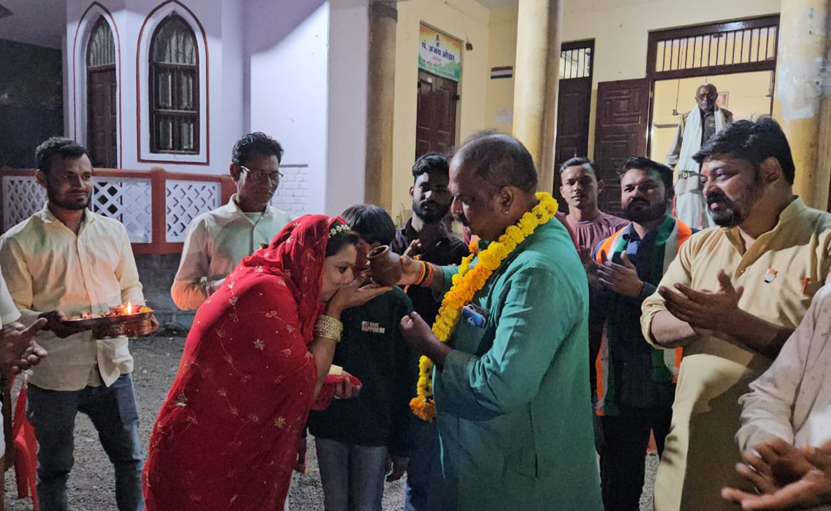 MP Election: चुनाव की तैयारियों में व्यस्त थे पति, करवा चौथ का व्रत खुलवाने कांग्रेस कार्यालय पहुंच गई पत्नी