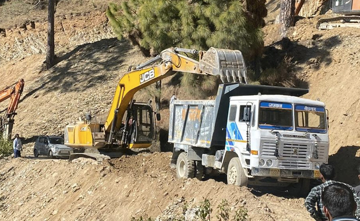 उत्तरकाशी: सुरंग में फंसे मजदूरों को बचाने में जुटे हैं सैकड़ों BRO के जवान, मुख्य सड़क से टनल तक रास्ता बनाने का काम पूरा