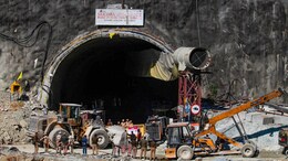 Silkyara Tunnel Rescue: फिर रुका रेस्क्यू का काम, ड्रिलिंग मशीन के प्लेटफॉर्म में आई दरारें