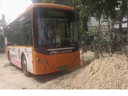 UP Student Hacks Bus Conductor Over Ticket Fare, Then Fires At Cops UP Student Hacks Bus Conductor Over Ticket Fare, Then Fires At Cops