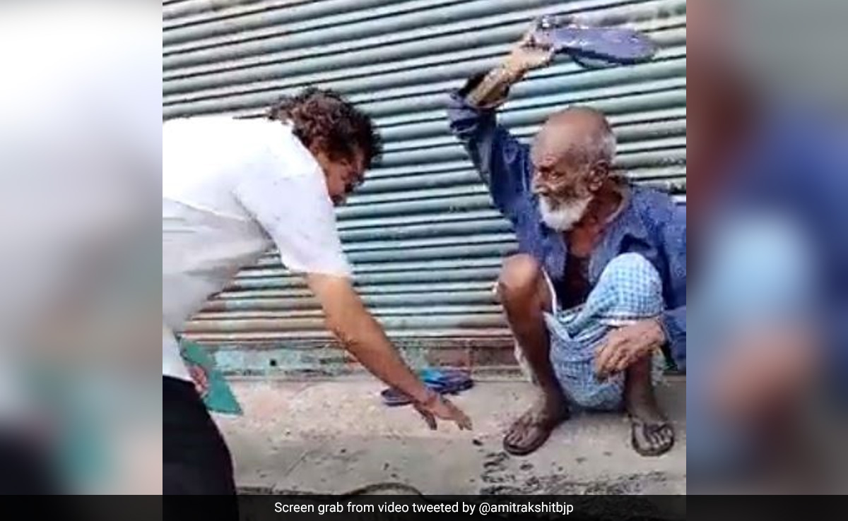 Video: Congress Madhya Pradesh Candidate Seeks 'Slipper Blessings' From <i>Fakir</i>