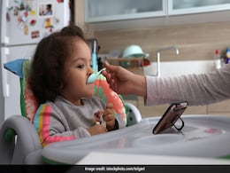 बिना फोन देखे बच्चा नहीं खाता है खाना, तो इस तरह बच्चे की इस बुरी आदत को छुड़ा सकते हैं आप  बिना फोन देखे बच्चा नहीं खाता है खाना, तो इस तरह बच्चे की इस बुरी आदत को छुड़ा सकते हैं आप