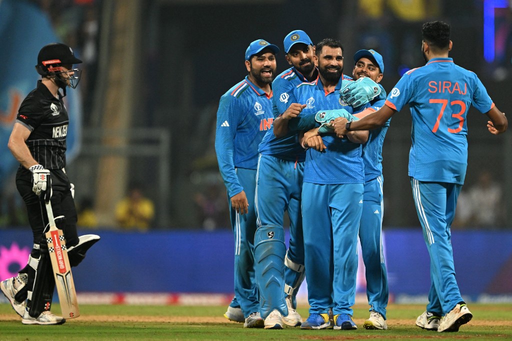 12 साल बाद विश्व कप के फाइनल में भारत, शमी ने झटके 7 विकेट, न्यूजीलैंड को दी करारी शिकस्त