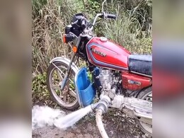 तगड़ा जुगाड़ लगाकर बाइक से निकाला तालाब का पानी, लोग बोल- अब तक कहा छिपा रखी थी ये निंजा टेक्निक तगड़ा जुगाड़ लगाकर बाइक से निकाला तालाब का पानी, लोग बोल- अब तक कहा छिपा रखी थी ये निंजा टेक्निक