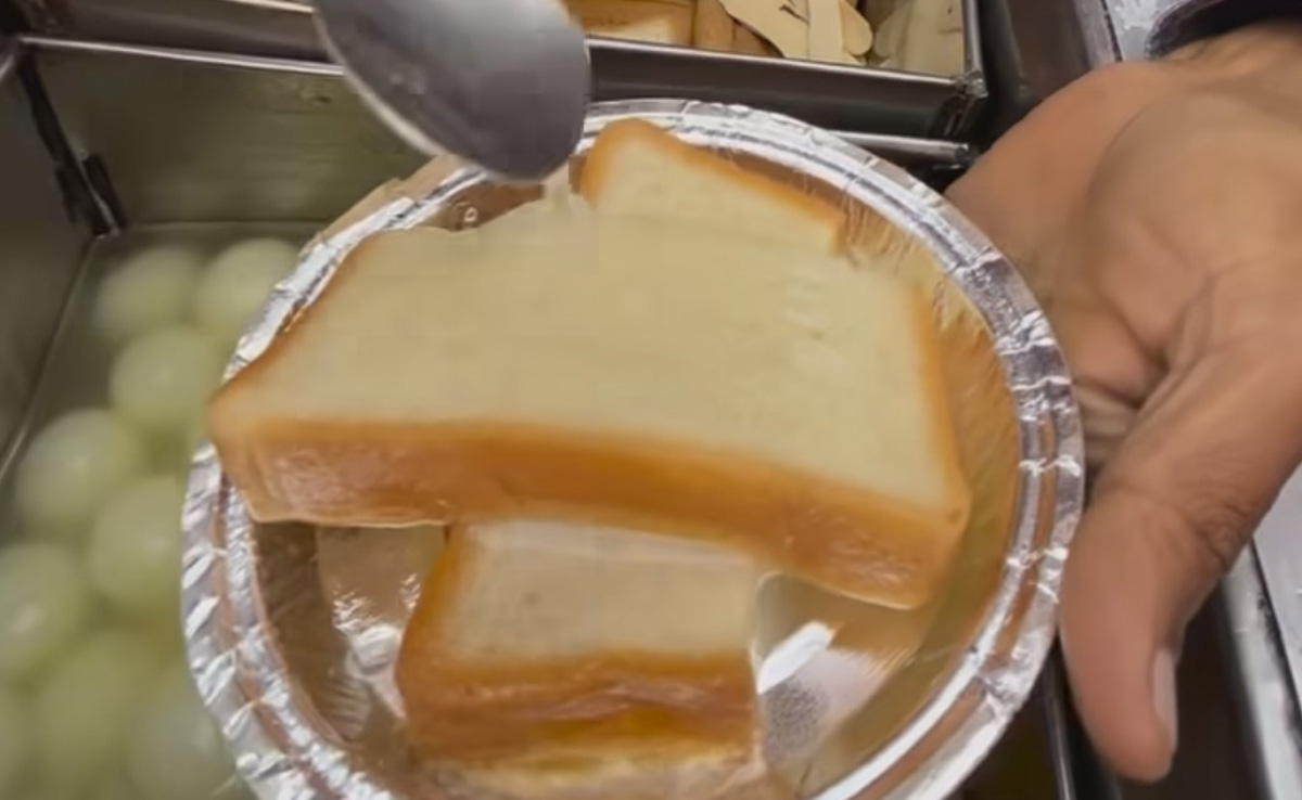 Watch: Street Vendor Makes Bizarre Bread <i>Rasgulla</i>, Internet Says, "No Thanks"