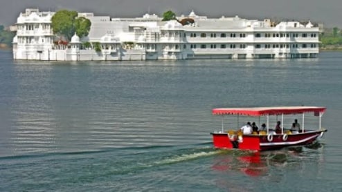 टूरिस्ट के मोबाइल के लिए उदयपुर की फतहसागर झील में कूदा बोट ऑपरेटर, 15 हजार की लालच में जान गंवा बैठा!