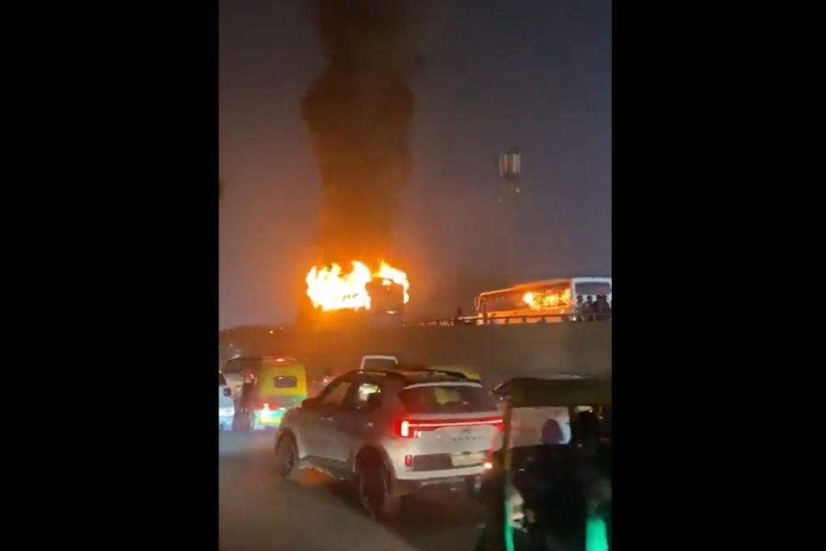 जयपुर से दिल्ली आ रही स्लीपर बस में लगी भीषण आग, जिंदा जले दो यात्री, गुरुग्राम में हुआ हादसा