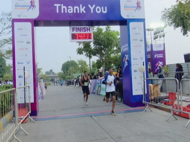 अदाणी अहमदाबाद मैराथन में लोगों ने बढ़-चढ़कर लिया भाग, फिट रहने के लिए लगाई रेस