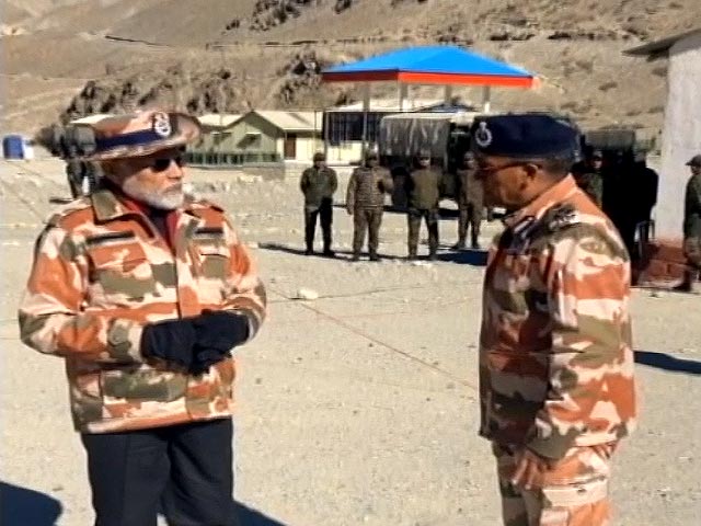 देश के जवानों के साथ दीवाली सेलिब्रेट करने पहुंचे पीएम मोदी