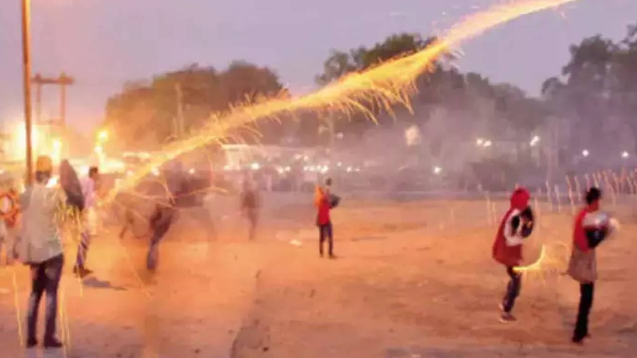 इंदौर के गौतमपुरा में ये कैसी परंपरा ? जिसमें लोग एक-दूसरे पर दागते हैं आग का गोला