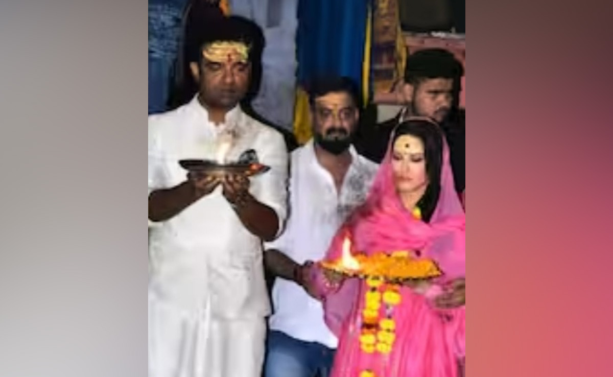 Bollywood News: बनारस में गंगा आरती देखने पहुंची सनी लियोनी , वीडियो किया शेयर