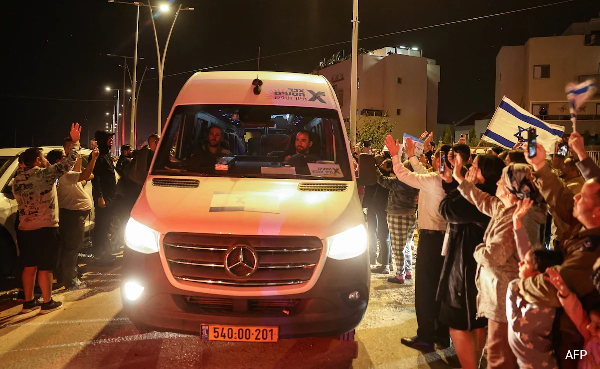 Israel Hamas War Israel Hamas Truce 84-Year-Old Artist, 4-Year-Old Girl Among 14 Hostages Released By Hamas - Vimarsana News