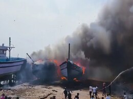8 Fishing Boats Destroyed In Massive Fire In Karnataka's Udupi 8 Fishing Boats Destroyed In Massive Fire In Karnataka's Udupi