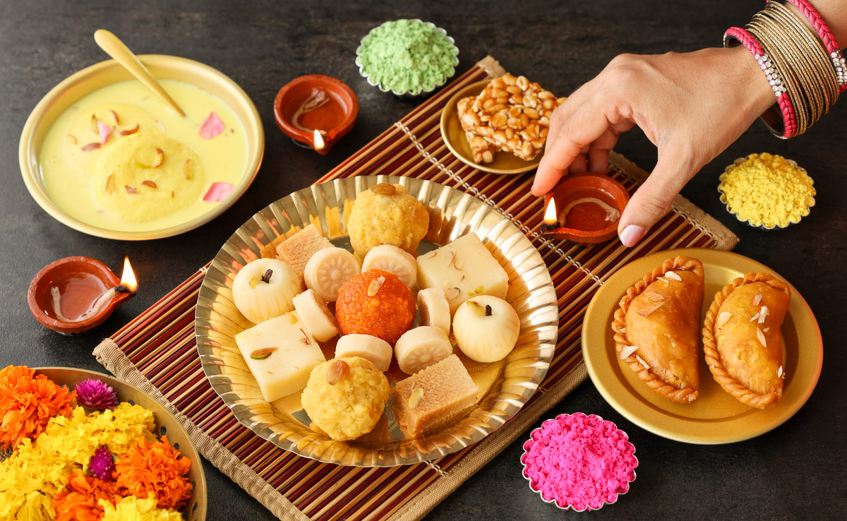 Diwali Health Tips: दिवाली पर जमकर खाएं लेकिन इन बातों का जरूर रखें ख्याल, नहीं बिगड़ेगी सेहत, रहेंगे फिट