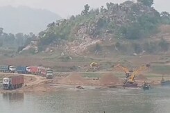 पन्ना में अवैध उत्खनन के लिए किसानों की फसलों को हटा कर रास्ता बना रहे हैं रेत माफियाओं पन्ना में अवैध उत्खनन के लिए किसानों की फसलों को हटा कर रास्ता बना रहे हैं रेत माफियाओं