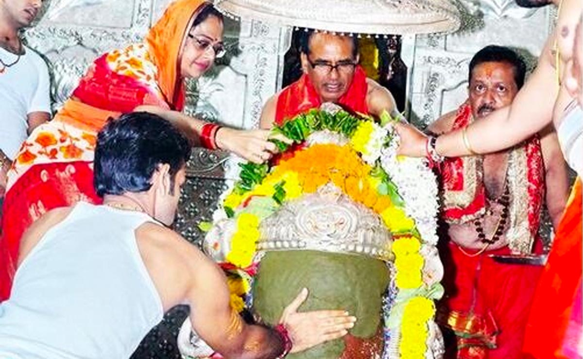 रिजल्ट से पहले मान-मनौव्वल के लिए महाकाल पहुंचे CM शिवराज, पत्नी के साथ की पूजा-अर्चना