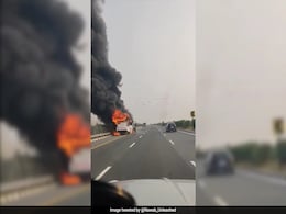 Video: Bus Catches Fire On Lucknow-Agra Expressway, Police Blame Short Circuit Video: Bus Catches Fire On Lucknow-Agra Expressway, Police Blame Short Circuit