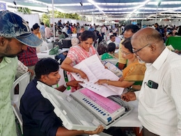 तेलंगाना की 119 सीटों पर वोटिंग जारी, 3.26 करोड़ मतदाता, 2,290 उम्मीदवारों की किस्मत दांव पर तेलंगाना की 119 सीटों पर वोटिंग जारी, 3.26 करोड़ मतदाता, 2,290 उम्मीदवारों की किस्मत दांव पर