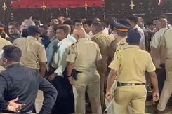 Sena vs Sena At Bal Thackeray Memorial, Cops Intervene Sena vs Sena At Bal Thackeray Memorial, Cops Intervene