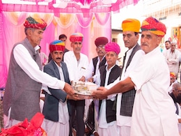 राजस्थान: भांजे की शादी में भरा 1.31 करोड़ रुपए का मायरा, 21 लाख नकद, 28 तोला सोना, 75 लाख का प्लॉट राजस्थान: भांजे की शादी में भरा 1.31 करोड़ रुपए का मायरा, 21 लाख नकद, 28 तोला सोना, 75 लाख का प्लॉट