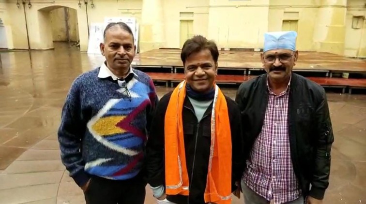 नाथद्वारा पहुंचे अभिनेता राजपाल यादव, श्रीनाथजी के दर्शन किए और प्रशंसकों के साथ खिचवाई सेल्फी