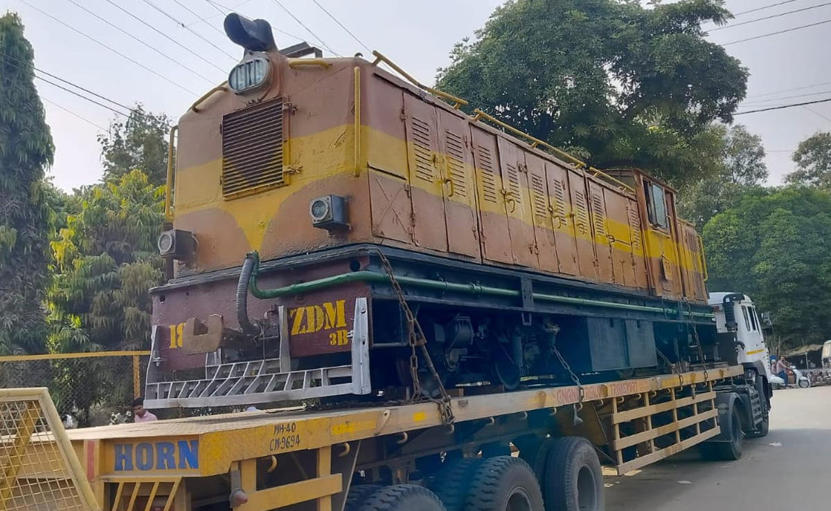 MP News : लंबे इंतजार के बाद 100 साल पुराना रेल इंजन पहुंचा बालाघाट, सेल्फी लेने की लगी होड़