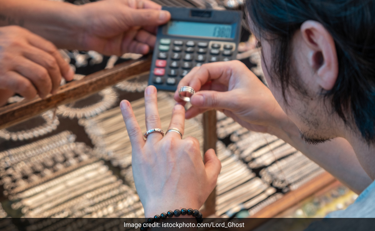 Dhanteras 2023: धनतेरस पर राशि के अनुसार करें खरीदारी, जानिए 12 राशियों के लिए कौन सी सामग्री फलदायी