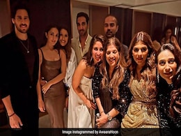 Kareena-Karisma Kapoor To Kiara Advani-Sidharth Malhotra, Count The Stars In This Pic From Shah Rukh Khan's Birthday Party Kareena-Karisma Kapoor To Kiara Advani-Sidharth Malhotra, Count The Stars In This Pic From Shah Rukh Khan's Birthday Party