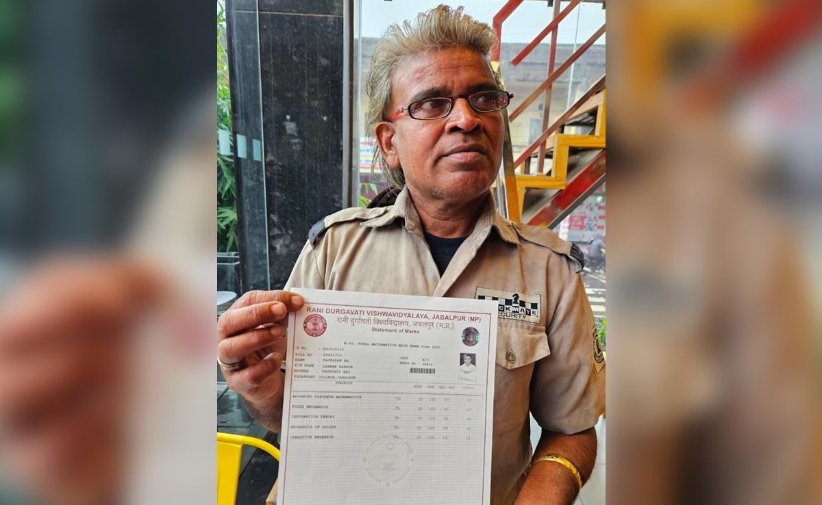 23 साल लगातार फेल होने के बावजूद गार्ड ने हिम्मत नहीं हारी, 55 साल की उम्र में हासिल की MSc की डिग्री