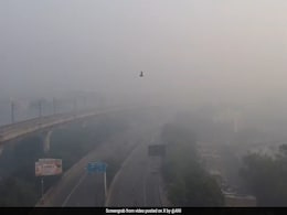 Dense Smog Covers Delhi As Air Quality Nears "Severe Plus" Category Dense Smog Covers Delhi As Air Quality Nears "Severe Plus" Category