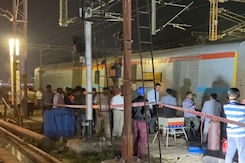 यूपी के प्रयागराज स्टेशन पर ट्रेन के 2 डिब्बे, इंजन पटरी से उतरे, कोई घायल नहीं यूपी के प्रयागराज स्टेशन पर ट्रेन के 2 डिब्बे, इंजन पटरी से उतरे, कोई घायल नहीं