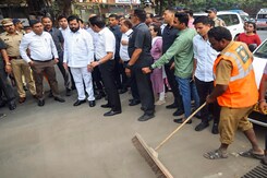 मुंबई में प्रदूषण रोकने के अभियान का जायजा लेने के लिए तड़के सड़क पर पहुंचे मुख्यमंत्री मुंबई में प्रदूषण रोकने के अभियान का जायजा लेने के लिए तड़के सड़क पर पहुंचे मुख्यमंत्री