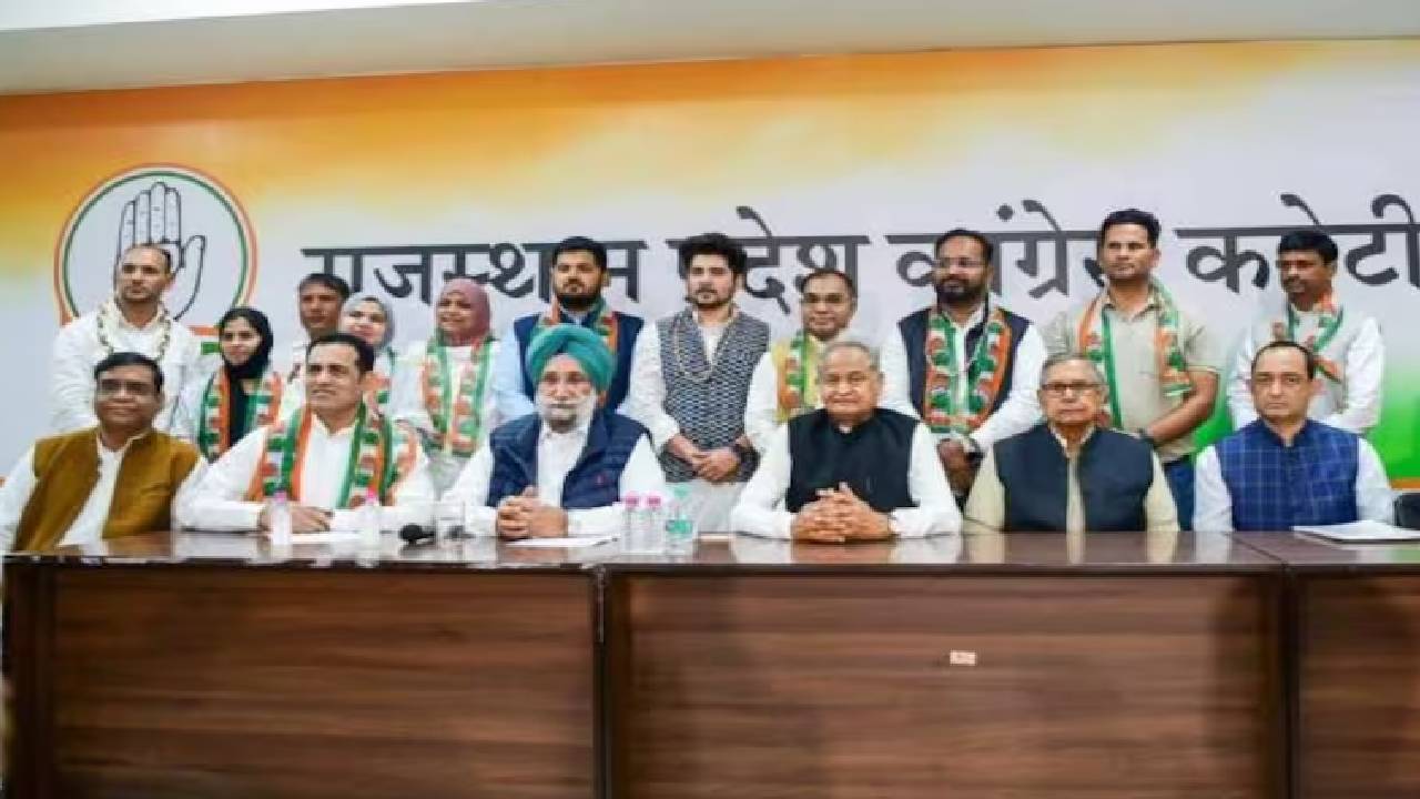 चुनाव से पहले बीजेपी को झटका, अमीन पठान ने थामा कांग्रेस का दामन