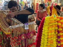 Diwali 2023: दिवाली के जश्न में डूबा शहर, बाजार में पटाखे, मिठाई खरीदने वालों की लगी भीड़