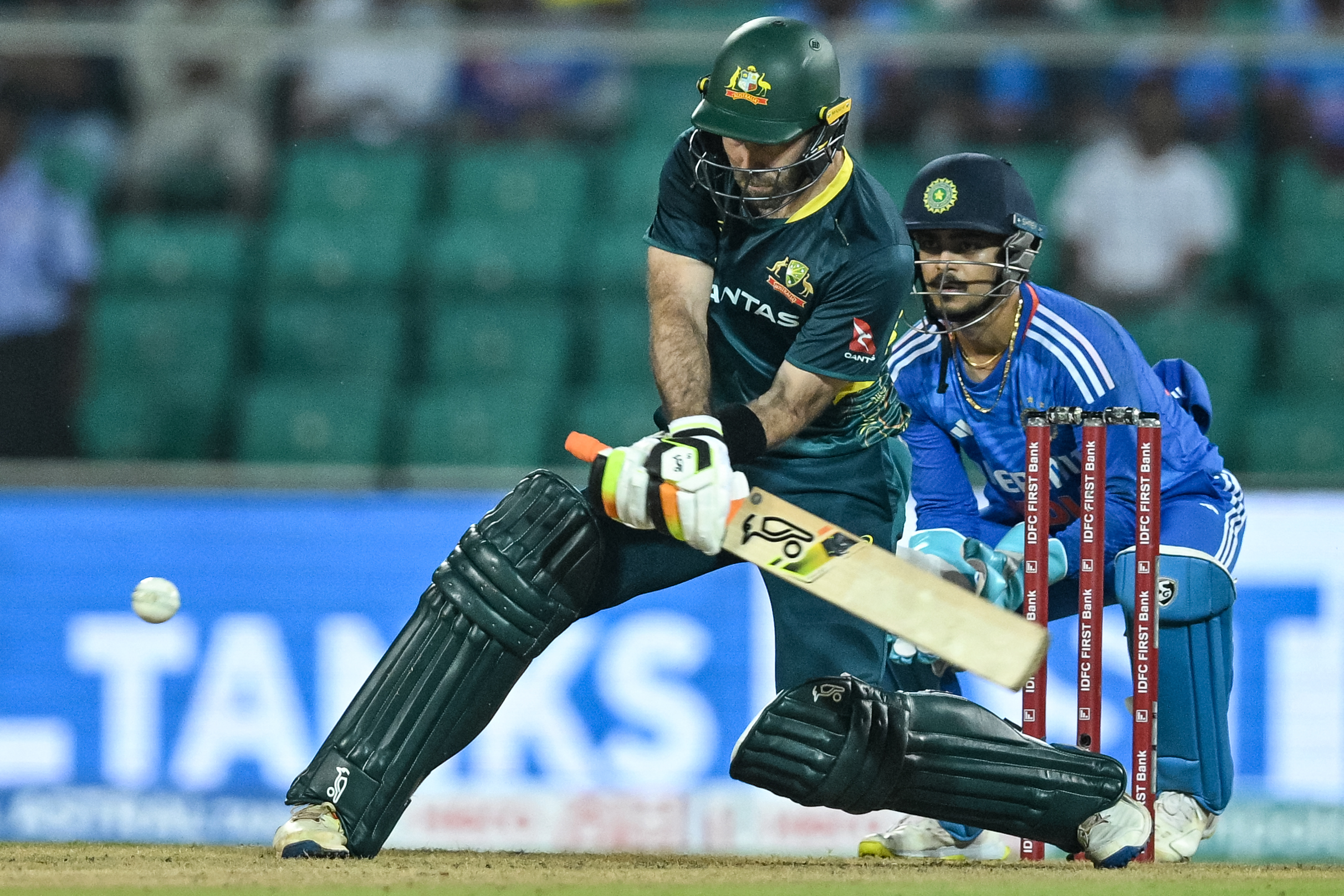 गायकवाड़ की पारी पर भारी मैक्सवेल का शतक, आस्ट्रेलिया ने आखिरी गेंद पर जीता तीसरा टी20 मैच