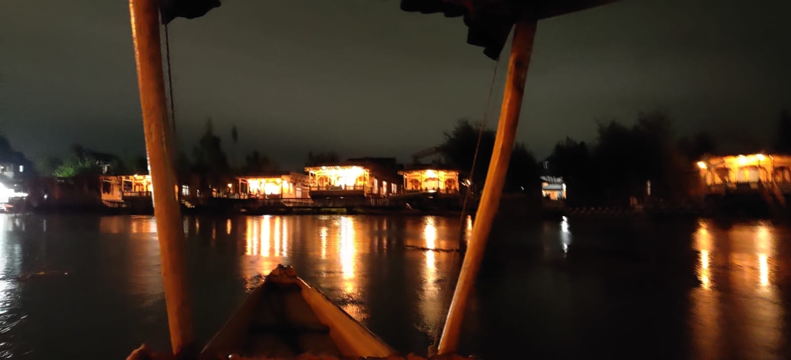 Kashmir Sees Tourist Boom, But Houseboats Struggle To Stay Afloat