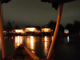 Kashmir Sees Tourist Boom, But Houseboats Struggle To Stay Afloat Kashmir Sees Tourist Boom, But Houseboats Struggle To Stay Afloat