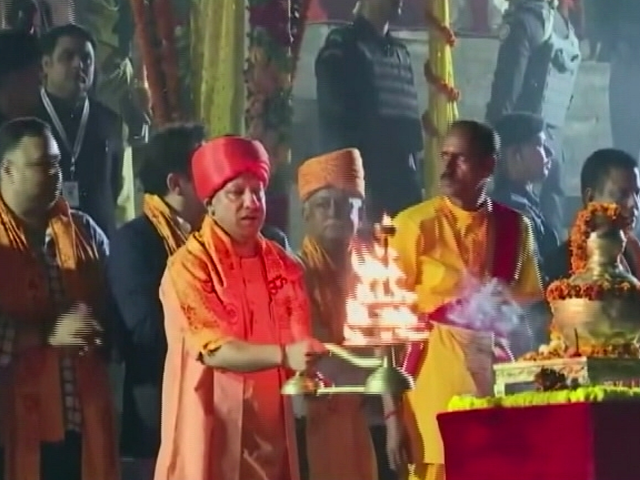 अयोध्या में योगी आदित्यनाथ ने की सरयू नदी की भव्य आरती