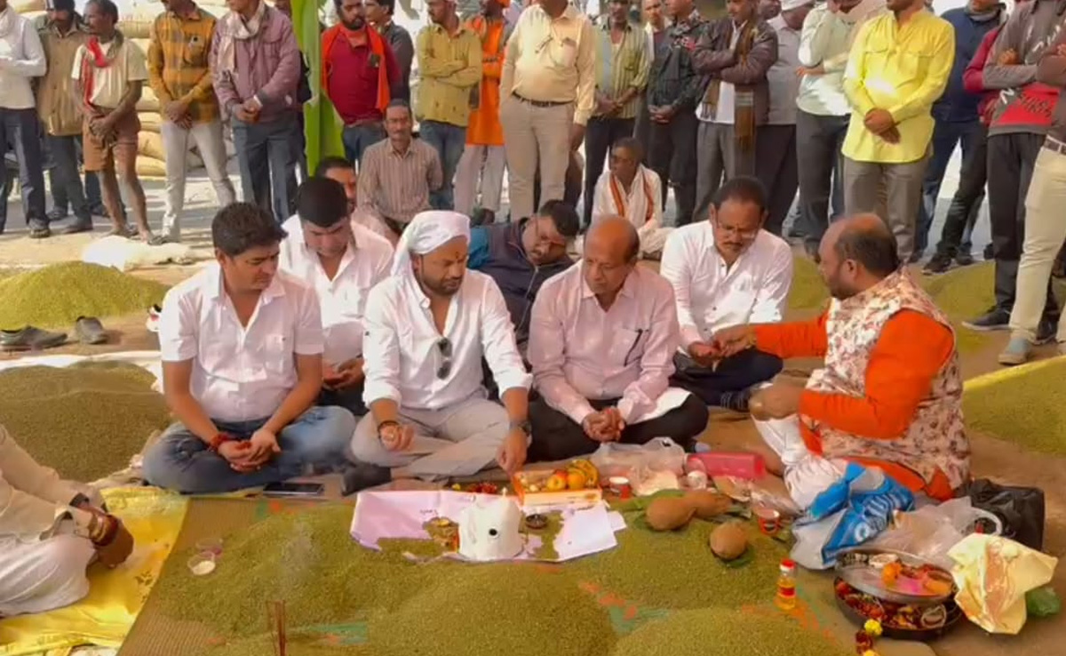 1 लाख 21 हजार 111 रुपए में खरीदी 10 किलो मूंग, महंगाई नहीं... ये मामला कुछ और है!