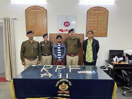 अजमेरः महिला कांस्टेबल की सुझबूझ से RPF ने 3 किलो से अधिक चांदी की जब्त, पूछताछ जारी अजमेरः महिला कांस्टेबल की सुझबूझ से RPF ने 3 किलो से अधिक चांदी की जब्त, पूछताछ जारी