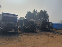 Dantewada: नक्सलियों ने डामर प्लांट पर बोला धावा, 14 वाहनों और मशीनों को किया आग के हवाले