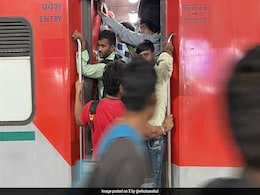 VIDEO: त्योहारों को लेकर स्टेशनों पर उमड़ी भीड़, सूरत में मची भगदड़, एक की मौत VIDEO: त्योहारों को लेकर स्टेशनों पर उमड़ी भीड़, सूरत में मची भगदड़, एक की मौत