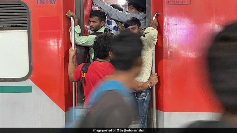 दीवाली-छठ पर घर आने-जाने की अफरातफरी, टिकट होने के बावजूद भी ट्रेन में नहीं चढ़ पा रहे हैं यात्री
