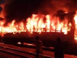 छठ पर्व के लिए चलाई जा रही दिल्ली-दरभंगा स्पेशल ट्रेन की एक बोगी में आग लगी छठ पर्व के लिए चलाई जा रही दिल्ली-दरभंगा स्पेशल ट्रेन की एक बोगी में आग लगी