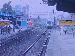 Video: Railway Guard Risks Life To Save Elderly Man Who Fell Before Train Video: Railway Guard Risks Life To Save Elderly Man Who Fell Before Train
