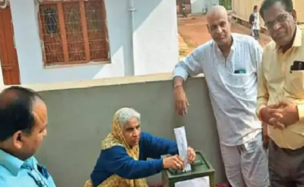 MP Election : चंद घंटे पहले हुई थी पति की मौत फिर भी पत्नी ने किया मतदान, कहा- अंतिम इच्छा की पूरी