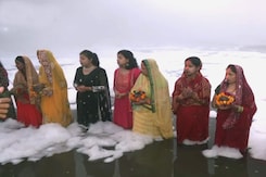 Video: Devotees Stand In Knee-Deep Toxic Foam For Final Day Of Chhath Puja Video: Devotees Stand In Knee-Deep Toxic Foam For Final Day Of Chhath Puja