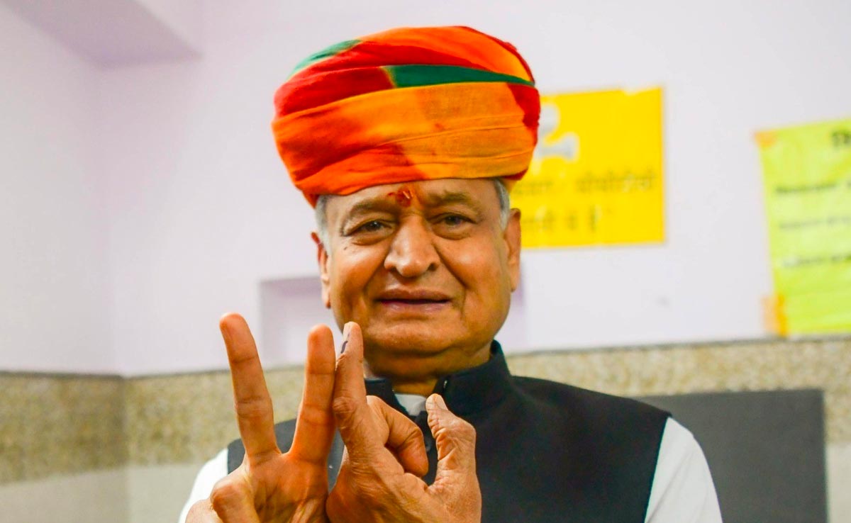 Rajasthan Voting 2023: गहलोत ने परिवार संग किया मतदान, बोले- 'कांग्रेस के खिलाफ कोई ‘सत्ता विरोधी' लहर नहीं'